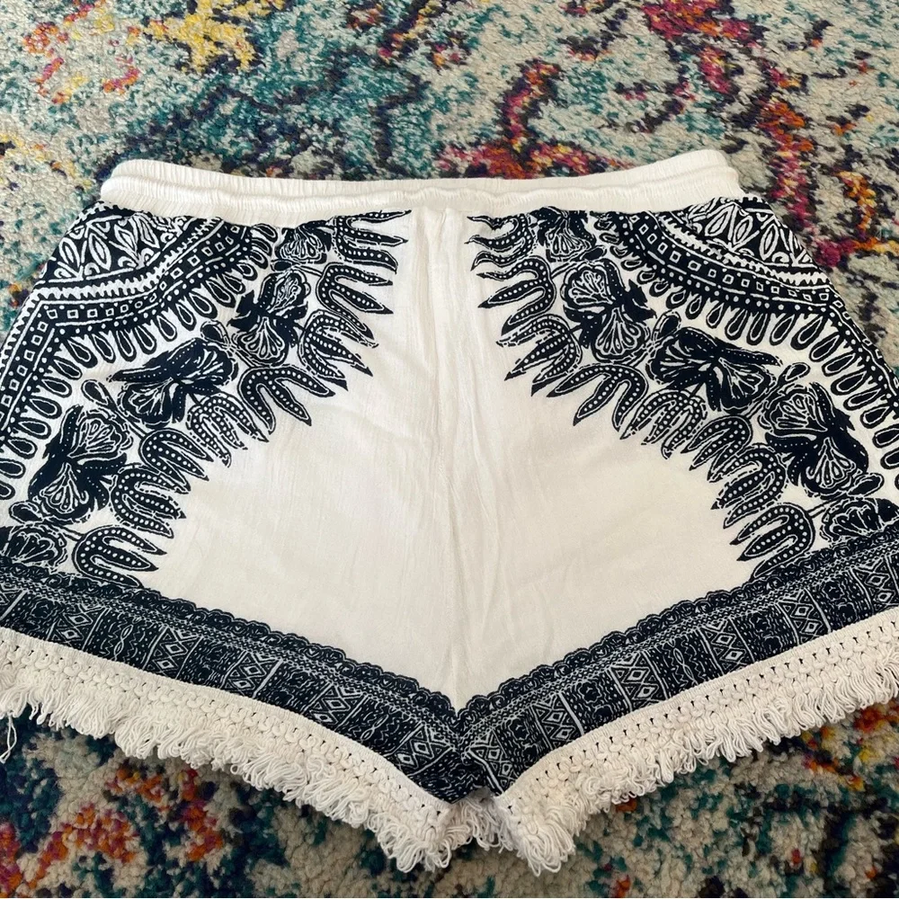 Romeo and Juliet Couture white shorts - Picture 2 of 3